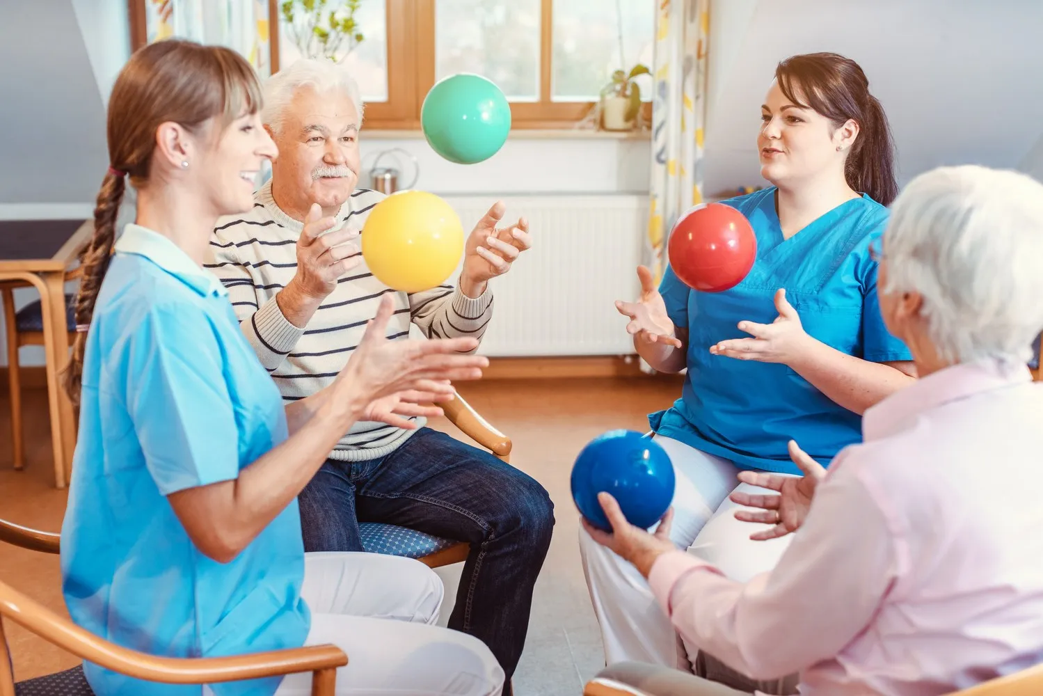 Gruppe von Senioren, die Sport treiben und mit Bällen turnen